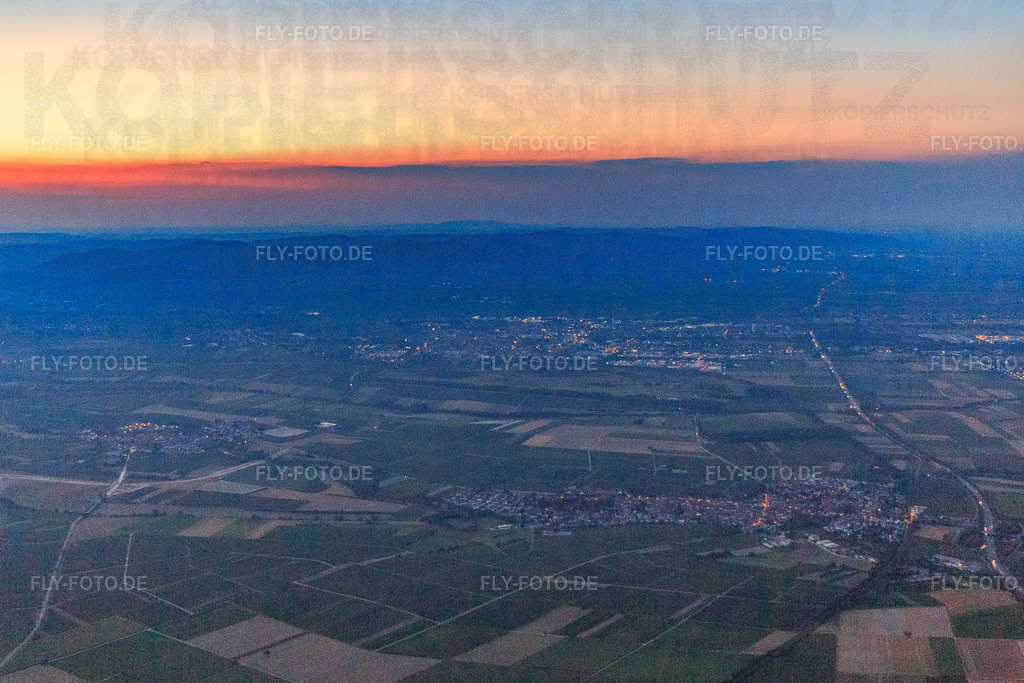 Rheinebene in der Dämmerung | Luftbild: Rheinebene in der Dämmerung in Insheim im Bundesland Rheinland-Pfalz in Deutschland. Foto: IMG_109299.jpg vom 27.07.2018 durch Werner Riehm/FLY-FOTO.de - Realisiert mit Pictrs.com