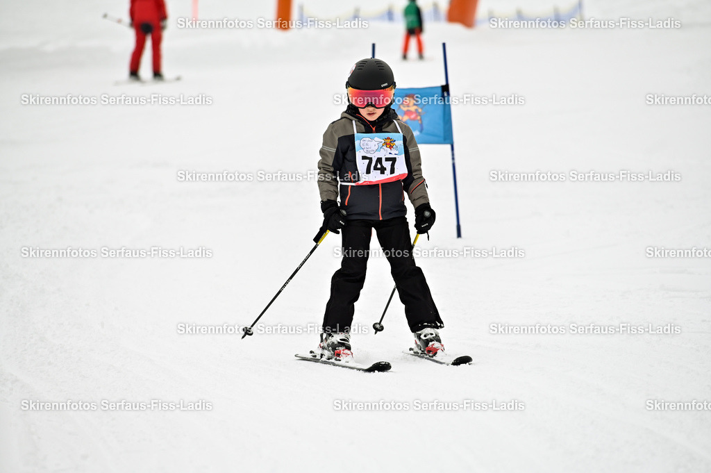 SRF_20.02.2026_0859 | Skirennfotos,Serfaus,Fiss,Ladis,Kinderskirennen,Winter,Tirol,Oberland,skirace,SFL,feelfree,weil wir's genießen,ski,Ski,skifahren,Sonnenplateau, - Realisiert mit Pictrs.com
