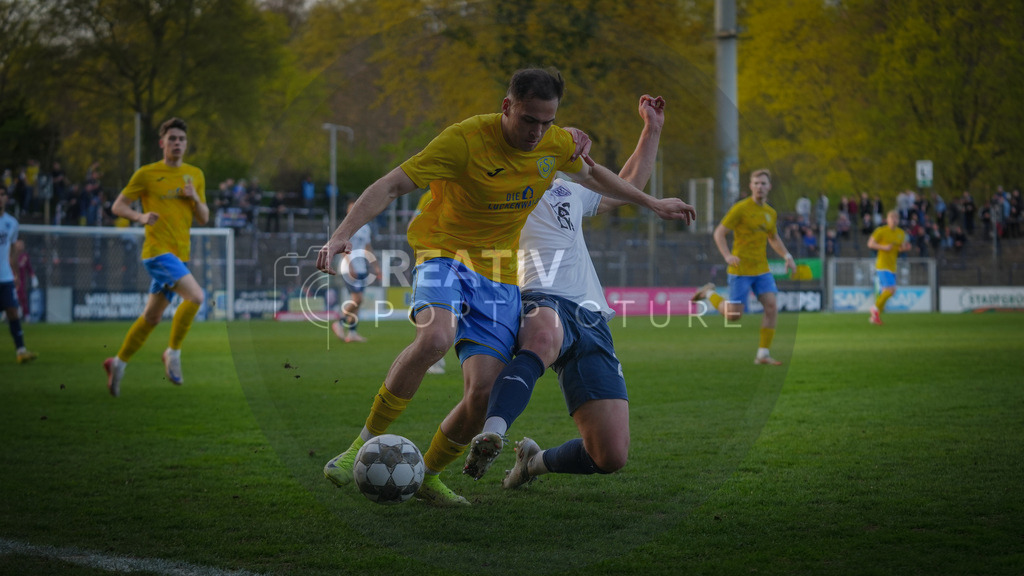 Fußball, Herren, Saison 2025/2026, Regionalliga Nordost, 30. Spieltag, FSV 63 Luckenwalde vs. SV Babelsberg 03, Freitag 17.04.2026, Karl-Liebknecht-Stadion Potsdam | Fußball, Herren, Saison 2025/2026, Regionalliga Nordost, 30. Spieltag, FSV 63 Luckenwalde vs. SV Babelsberg 03, Freitag 17.04.2026, Karl-Liebknecht-Stadion Potsdam, Im Bild: Simon Gollnack (l. Luckenwalde) und Gordon Büch (r. Babelsberg) - Realisiert mit Pictrs.com