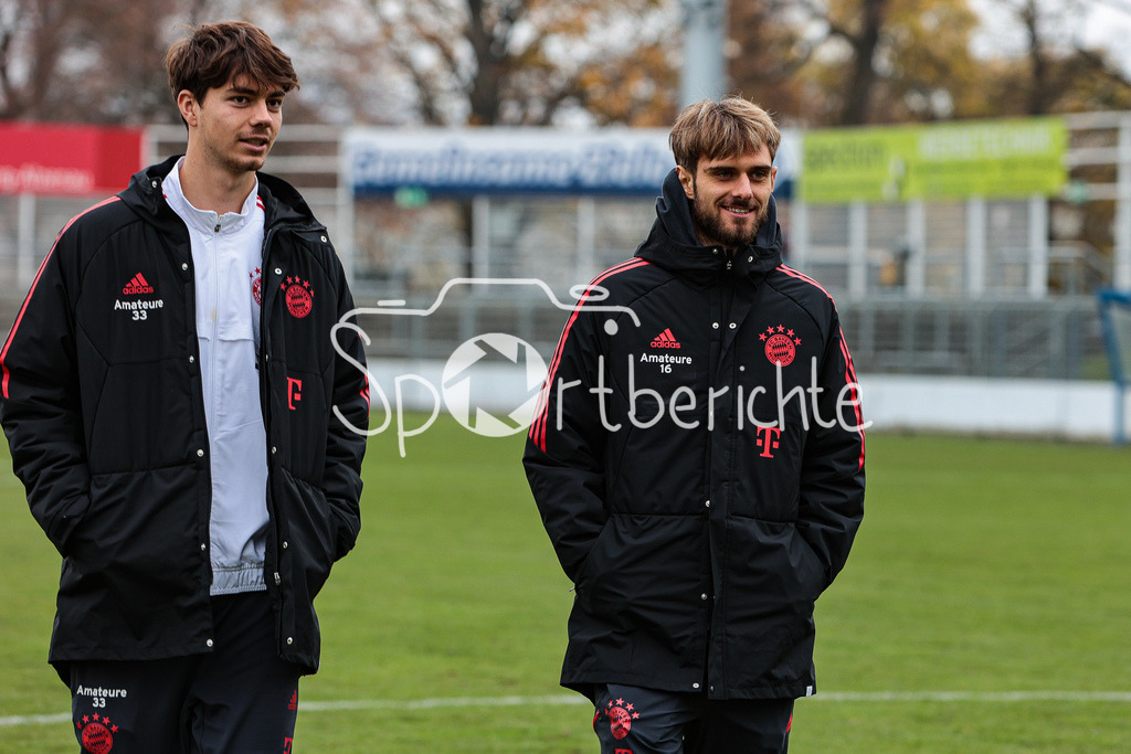 SV Vikoria Aschaffenburg - FC Bayern Amateure | Die Spieler der Amateure sind in Aschaffenburg eingetroffen und begutachten den Platz nochmal vor der Partie / Jakob Thomas MAYER (FCB #33) / Luca DENK (FCB #16)
