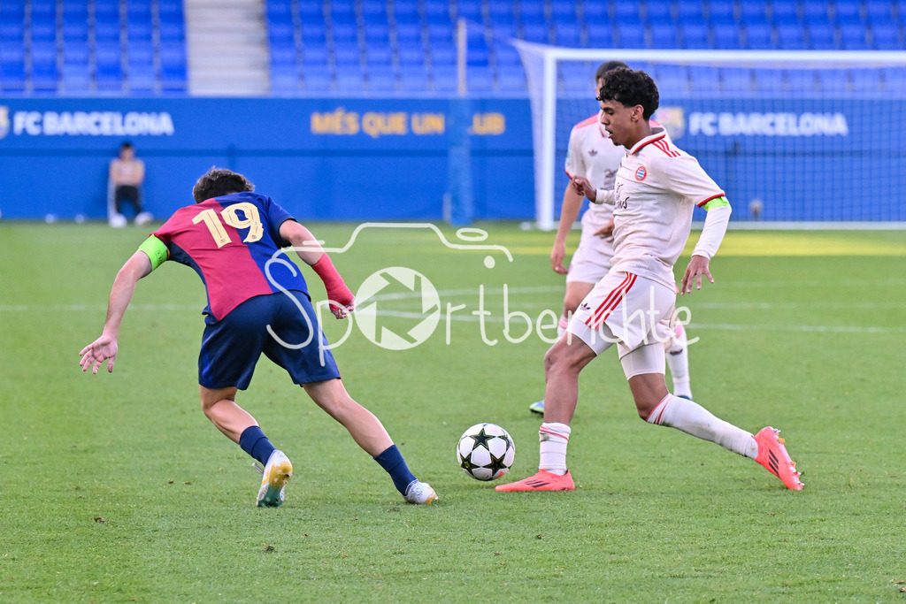 FC Barcelona U19 - FC Bayern München U19 | im duell Hugo ALBA (FC Barcelona U19 #19) mit Adam AZNOU (FCB #3) / Zweikampf / UEFA Youth League: FC Barcelona U19 - FC Bayern München U19, Estadi Johan Cruyff am am 23.10.2024