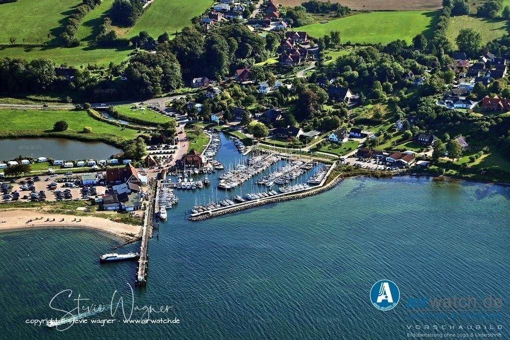 Luftbild Langballig - Der Ortsteil Langballigau selbst wurde erstmals urkundlich im 15. Jahrhundert erwähnt | Der Ortsteil Langballigau selbst wurde erstmals urkundlich im 15. Jahrhundert erwähnt, als der Name „Langballech“ auftauchte. Der Name leitet sich vom altdänischen „balgh“ ab, was eine Erhöhung oder einen erhöhten Teil eines Dorfes bedeutet.