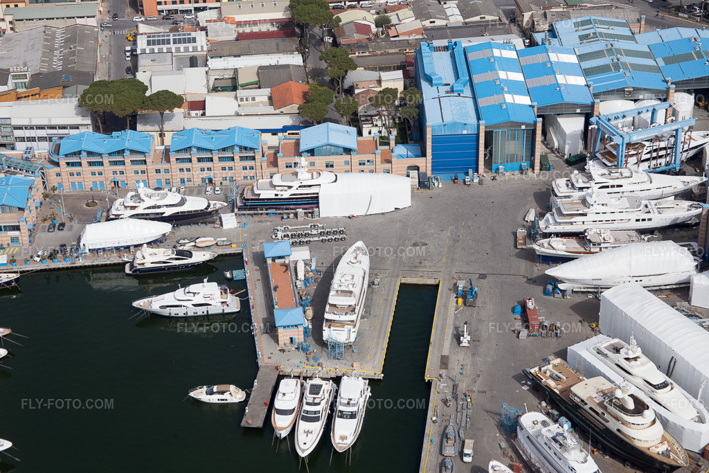 Aerial view: View of the town in Viareggio in the state Lucca, Italy. – Photo: IMG_086897.jpg taken on 04/03/2016 by Werner Riehm/FLY-FOTO.com – Resolution of the original: 5472 x 3648 px