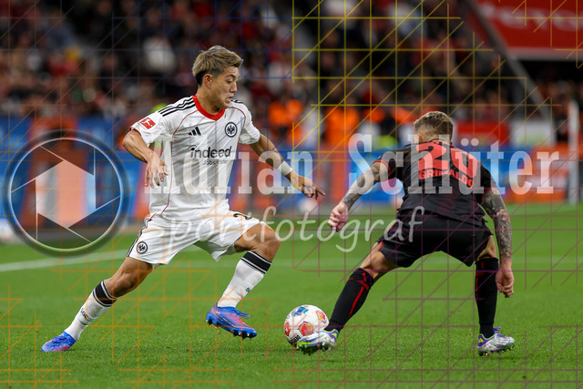 Bayer 04 Leverkusen vs Eintracht Frankfurt - Bundesliga | Leverkusen, Deutschland, 12.09.25:   Ritsu Doan (Eintracht Frankfurt) und Alejandro Grimaldo (Bayer 04 Leverkusen) im Kampf um den Ball waehrend des Spiels der Bundesliga zwischen  Bayer 04 Leverkusen vs Eintracht Frankfurt in der BayArena(Foto von Brauer-Fotoagentur / Adrian Schlueter)