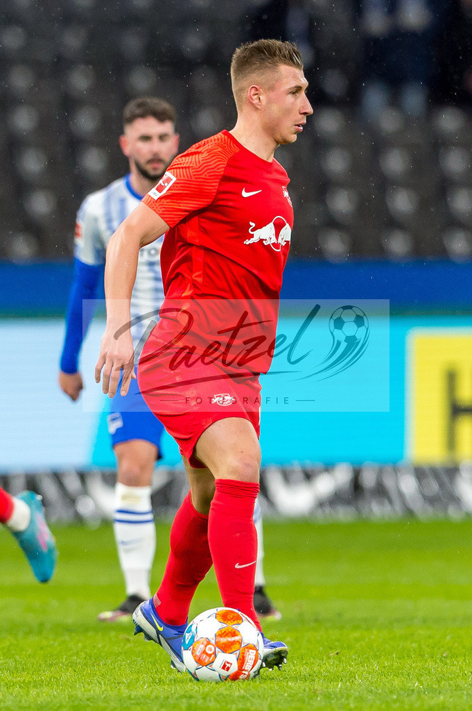 BSCRBL20220220_143 | Fussball, Herren: Willi Orban (RB Leipzig) in Aktion, am Ball, Einzelaktion bei dem Spiel der 1. Bundesliga zwischen Hertha BSC und RB Leipzig im Olypiastadion am 20.02.2022 in Berlin, Deutschland.DFB / DFL REGULATIONS PROHIBIT ANY USE OF PHOTOGRAPHS AS IMAGE SEQUENCES AND/OR QUASI-VIDEO. - Realisiert mit Pictrs.com