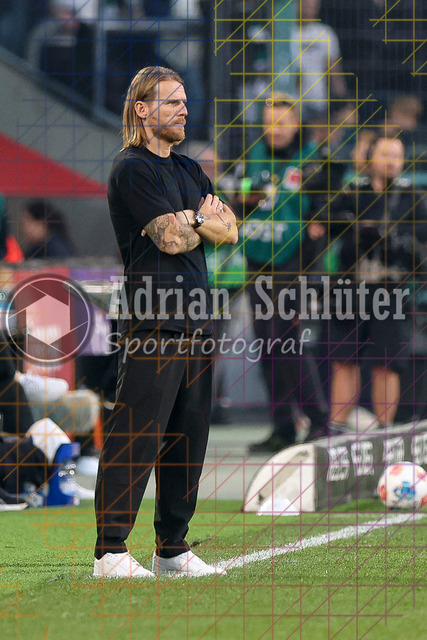 Borussia Mönchengladbach vs Eintracht Frankfurt - Bundesliga  | Mönchengladbach, Deutschland, 27.09.25:   Trainer Eugen Polanski (Borussia Mönchengladbach) schaut waehrend des Spiels der Bundesliga zwischen Borussia Mönchengladbach vs Eintracht Frankfurt im Stadion im Borussia Park(Foto von Brauer-Fotoagentur / Adrian Schlueter)