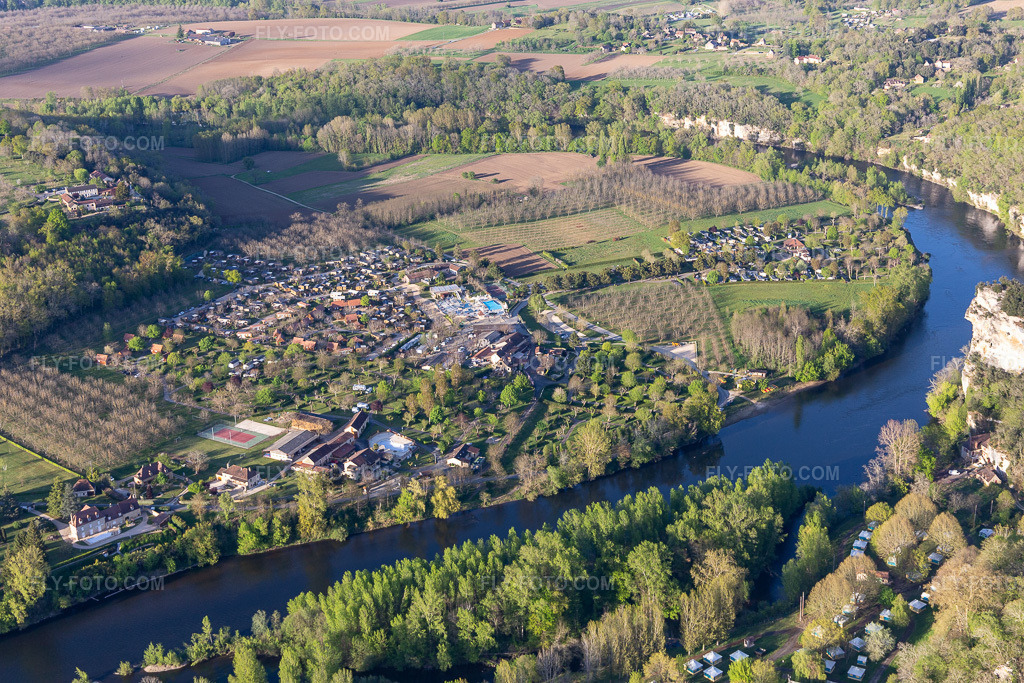 Aerial view: Camping Soleil-Plage on the Dordogne in Vitrac in the state Dordogne, France.Photo: IMG_113580.jpg taken on 04/16/2019 by Werner Riehm/FLY-FOTO.comResolution of the original: 5472 x 3648 px