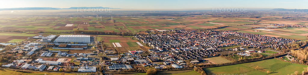 Luftbild: Stadtpanorama im Frühjahr aus Norden in Offenbach an der Queich im Bundesland Rheinland-Pfalz in Deutschland. Foto: IMG_63295-Bearbeitet.jpg vom 20.03.2014 durch Werner Riehm/FLY-FOTO.deAuflösung des Originals: 11402 x 2779 px