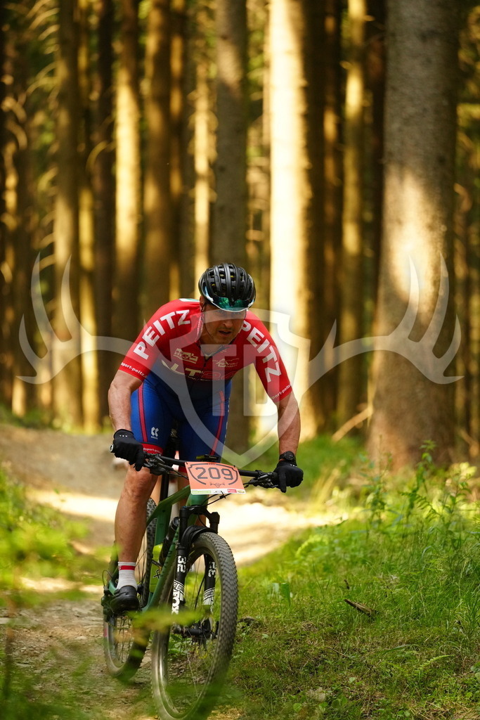 FC103027 | Fotogalerie der Treibjagd im Dunkelwald - Dein MTB Etappenrennen im Erzgebirge - Realisiert mit Pictrs.com