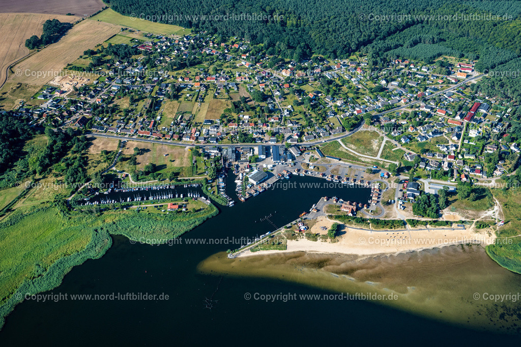 Freest_Fischerhafen_ELS_7379100822 | KRöSLIN 10.08.2022 Hafenanlagen am Ufer des Hafenbeckens " Fischereihafen " in Freest im Bundesland Mecklenburg-Vorpommern, Deutschland. // Port facilities on the shores of the harbor of " Fischereihafen " in Freest in the state Mecklenburg - Western Pomerania, Germany. Foto: Martin Elsen