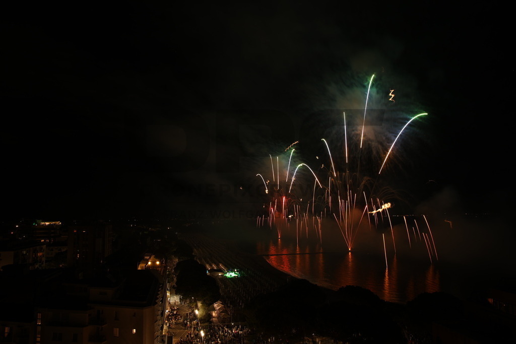 Ferragosto Fireworks in Grado, Italy | GRADO, ITALY, 15.AUG.26 - FIREWORKS - Ferragosto fireworks over the Adriatic Sea in Grado, Italy. Colorful fireworks light up the night sky above the beach, coastline and waterfront during the traditional summer celebration. - Realisiert mit Pictrs.com