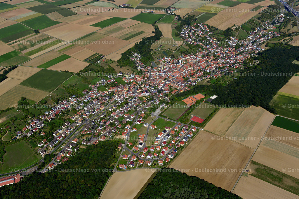 3650311 | THEILHEIM 31.08.2016 Ortsansicht am Rande von landwirtschaftlichen Feldern und Nutzflächen  in Theilheim im Bundesland Bayern, Deutschland // Village view on the edge of agricultural fields and land  in Theilheim in the state Bavaria, Germany Foto: Gerhard Launer