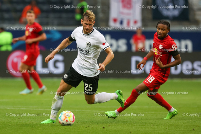 sgevsrblei_2772 | 03.09.2022 xjfx  Fussball 1.Bundesliga Eintracht Frankfurt - RB Leibzig emspor,  v.l.,  Christopher Lenz (Eintracht Frankfurt), Christopher Nkunku (RB Leibzig)




(DFL/DFB REGULATIONS PROHIBIT ANY USE OF PHOTOGRAPHS as IMAGE SEQUENCES and/or QUASI-VIDEO) - Realisiert mit Pictrs.com