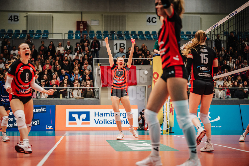 Volleyball | Frauen | Saison 2025/2026 | Volleyball Bundesliga | ETV Hamburger Volksbank Volleys vs. VC Wiesbaden | 14.03.2026 | ETV jubelt, in der mitte Leonie Körtzinger (#7, ETV Hamburger Volksbank Volleys)