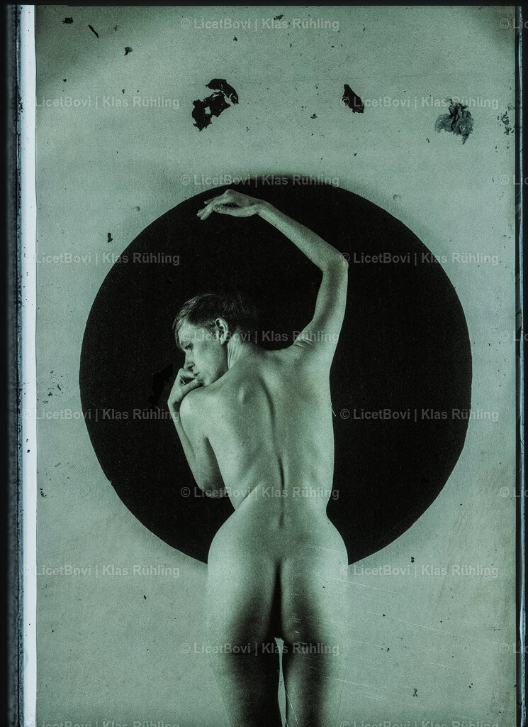 La Circonferenza | Scan of Polapan 36 instant film; 2021By-product of the performance series "io non sono giotto"With BloodysnoopyRecommended material: Alu-Dibond, Acrylic glass - Realisiert mit Pictrs.com
