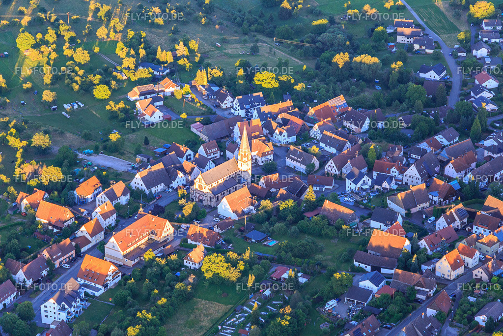 St. Agatha-Kirche in der Dorfmitte http://se-waldachtal-pfalzgrafenweiler.de/kirchen/st-agatha-salzstetten/ | Luftbild: St. Agatha-Kirche in der Dorfmitte http://se-waldachtal-pfalzgrafenweiler.de/kirchen/st-agatha-salzstetten/ im Ortsteil Salzstetten in Waldachtal im Bundesland Baden-Württemberg in Deutschland. Foto: IMG_149057.jpg vom 28.06.2025 durch Werner Riehm/FLY-FOTO.de - Realisiert mit Pictrs.com