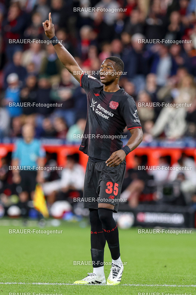 Bayer 04 Leverkusen vs Eintracht Frankfurt - Bundesliga  | Leverkusen, Deutschland, 12.09.25:   Christian Michel Kofane (Bayer 04 Leverkusen) gestikuliert, Gestik waehrend des Spiels der Bundesliga zwischen  Bayer 04 Leverkusen vs Eintracht Frankfurt in der BayArena(Foto von Brauer-Fotoagentur / Adrian Schlueter)