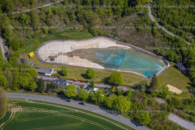 Brilon240503669 | Luftbild, Waldfreibad Gudenhagen mit wenig Wasser, umgeben von Wiesen und Feldern, Forsthaus Waldsee Restaurant, Gudenhagen, Brilon, Sauerland, Nordrhein-Westfalen, Deutschland
