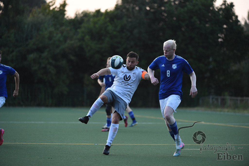 GVO Oldenburg 2-SV GOTANO | Herren Kreisliga; GVO Oldenburg 2 (weiß)-SV GOTANO (blau) am 15.08.2025 in Oldenburg (Sportanlage GVO); Photo: Philip Eiben 2025 - Realisiert mit Pictrs.com