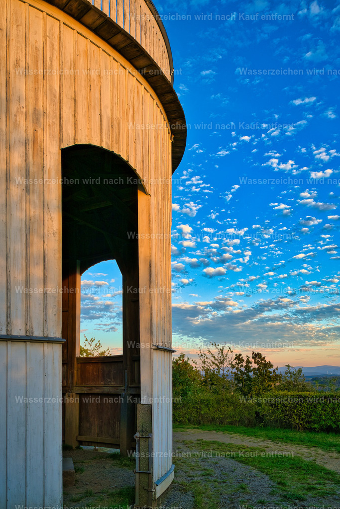 Herrnhut - Altan auf dem Hutberg im Sonnenuntergang | Altan auf dem historischen Herrnhuter Gottesacker – ein markanter Aussichtspunkt mit Blick über die ruhige Grabanlage und die idyllische Landschaft der Oberlausitz. Historischer Herrnhuter Gottesacker mit schlichten Grabplatten, alten Bäumen und harmonischer, symmetrischer Gestaltung – ein besonderer Ort der Ruhe und Besinnung. Herrnhut ist eine Stadt im sächsischen Landkreis Görlitz in der Oberlausitz. Zentral zwischen den Städten Löbau und Zittau gelegen, ist sie als Gründungsort der Herrnhuter Brüdergemeine, durch die Produktion der Herrnhuter Sterne und internationale Missionsarbeit bekannt. - Realisiert mit Pictrs.com