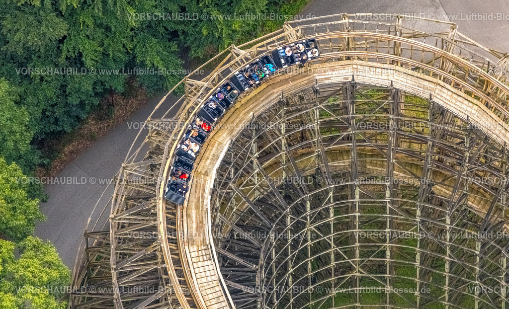 Bottrop240701766Kirchhellen | Luftbild, Movie Park Germany Themenpark, Freizeitpark zum Thema Film, Gerüst und Fahrt auf der der Holz-Achterbahn The Bandit, Fahrgeschäft, Kirchhellen-Nord-Ost, Bottrop, Ruhrgebiet, Nordrhein-Westfalen, Deutschland