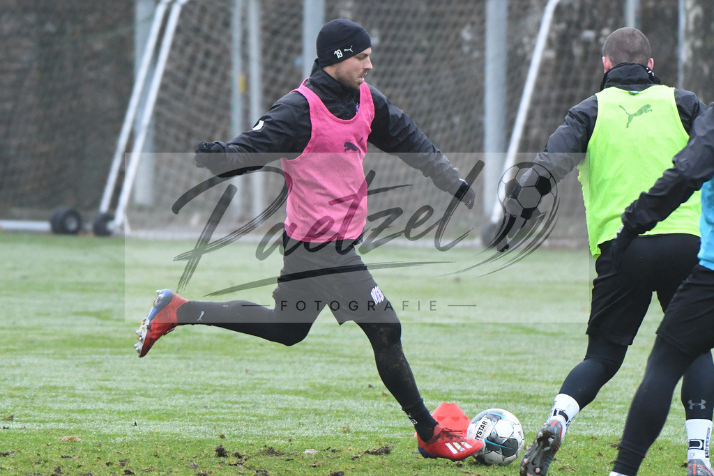 20200125_TRAOSN_0089 | Fußball, Herren: Kevin Wolze (VfL Osnabrück) in Aktion, am Ball, Einzelaktion beim Training des VfL Osnabrück am 25.01.2020 im Sportpark Illoshöhe in Osnabrück, Deutschland.(Foto von Nico Paetzel) - Realisiert mit Pictrs.com