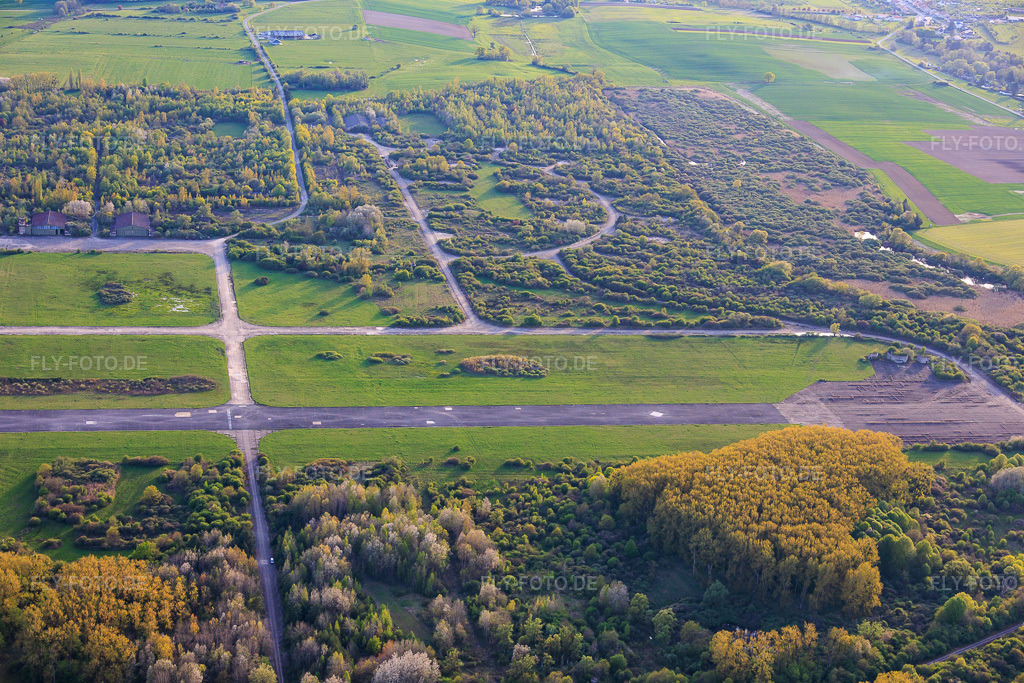 Luftbild: Rollhalt der Landebahn des ehemaligen Miltärflugplatz Grostenquin aus Nordosten in Bistroff im Bundesland Moselle in Frankreich.Foto: IMG_154323.jpg vom 17.04.2026 durch Werner Riehm/FLY-FOTO.deAuflösung des Originals: 6000 x 4000 px
