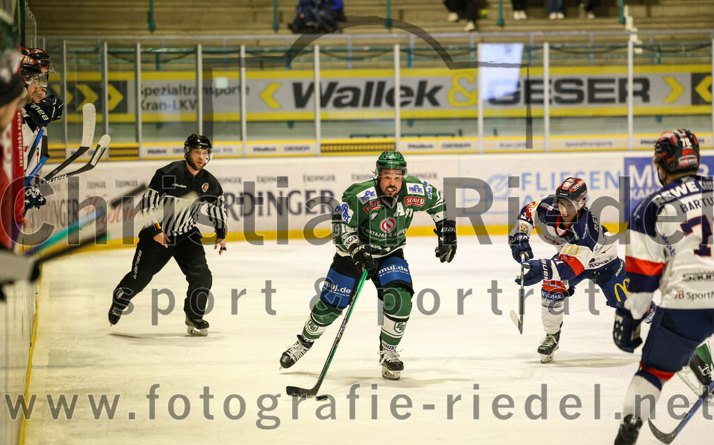 2024-01-05_112_TSV_Erding_gegen_VfE_Ulm-Neu-Ulm | Erding, Deutschland, 05.01.2024:
Eishockey, Bayernliga Vorrunde 2023 / 2024, 22. Spieltag, TSV Erding gegen VfE Ulm/Neu-Ulm, Endergebnis: 7:6

Rudolf Lorenz (Erding Gladiators, #91), Valentin Der (VfE Ulm/Neu-Ulm e. V., #27)

Foto: Christian Riedel / fotografie-riedel.net