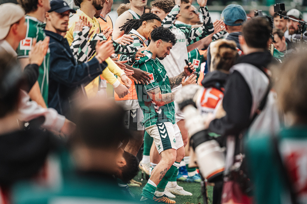 Fußball | Männer | Saison 2025/2026 | 1. Fußball-Bundesliga | 30. Spieltag | SV Werder Bremen vs. Hamburger SV | 18.04.2026 | Werder feiert mit den Fans, in der Mitte Cameron Puertas (#18, SV Werder Bremen)
