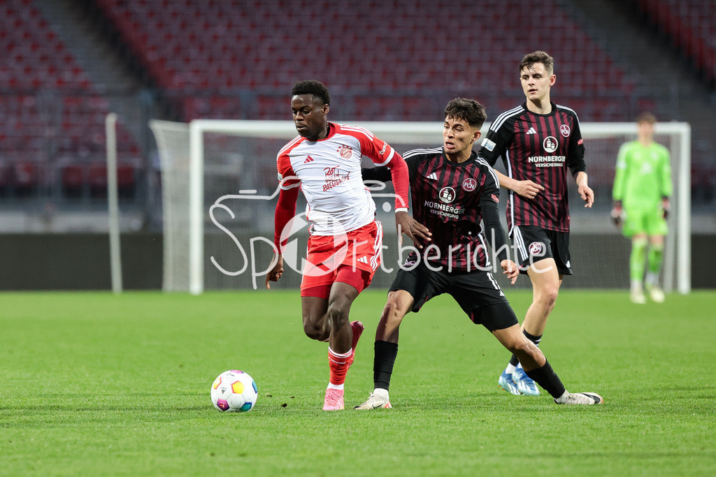 1. FC Nürnberg II - FC Bayern Amateure | im Duell Noel ASEKO NKILI (FCB #21) und Seyhan YIGIT (FCN #22) / Zweikampf