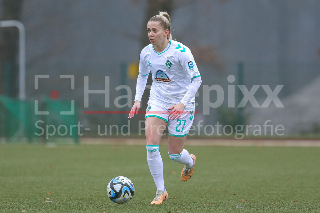 Fussball, Testspiel Frauen, SV Werder Bremen - FC Twente Enschede | v.li.: Nina Lührßen (SV Werder Bremen, 27) am Ball, Freisteller, Einzelbild, Ganzkörper, Aktion, Action, Spielszene