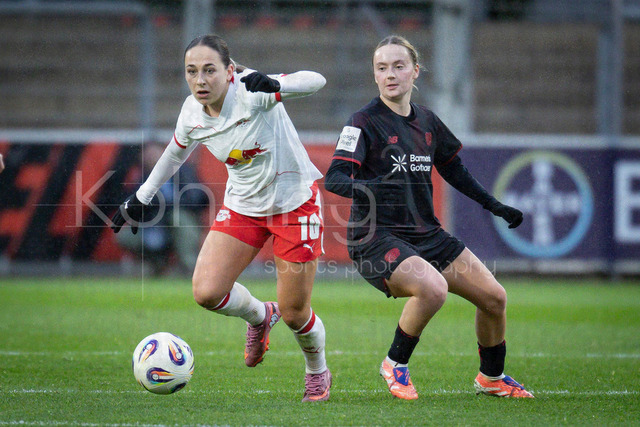Frauen Fußball-Bundesliga; Bayer 04 Leverkusen - RB Leipzig, 06.12.2025 | Gina Chmielinski (RB Leipzig, 10) setzt sich gegen Sofie Zdebel (Bayer 04 Leverkusen, 16) durch; Bayer 04 Leverkusen - RB Leipzig an Spieltag 12 der Google Pixel Frauen-Bundesliga am 06.12.2025 im Ulrich-Haberland-Stadion in Leverkusen (Nordrhein-Westfalen). DFL REGULATIONS PROHIBIT ANY USE OF PHOTOGRAPHS AS IMAGE SEQUENCES AND/OR QUASI-VIDEO.