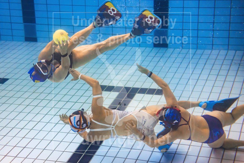 Deutsche Damen-Meisterschaft im Unterwasser-Rugby 2023 - Bild 54 | Unterwasseraufnahme des Spieles: Bayerische Damen (blau) vs. SG Karlsruhe/Malsch (weiß) - Realisiert mit Pictrs.com