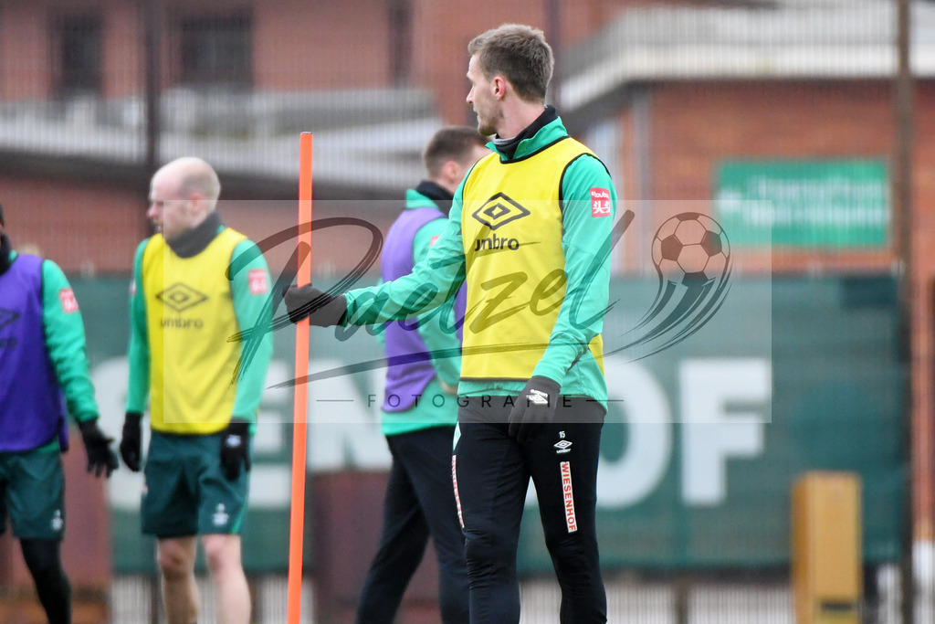 20200227_TRASVW_0041 | Fussball, Herren: Sebastian Langkamp (Werder Bremen) schaut waehrend der Trainingseinheit des SV Werder Bremen auf dem Trainingsplatz am wohninvest Weserstadion am 27.02.2020 in Bremen, Deutschland. - Realisiert mit Pictrs.com