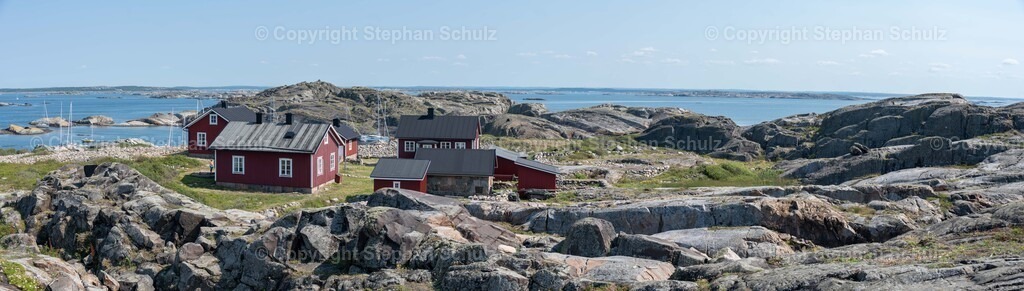 Ursholmen, Sweden - July 26, 2019: View of the red houses on Ursholmen Island in the Swedish Kosterhavet National Park in western Sweden.  | Ursholmen, Sweden - July 26, 2019: View of the red houses on Ursholmen Island in the Swedish Kosterhavet National Park in western Sweden. - Realisiert mit Pictrs.com