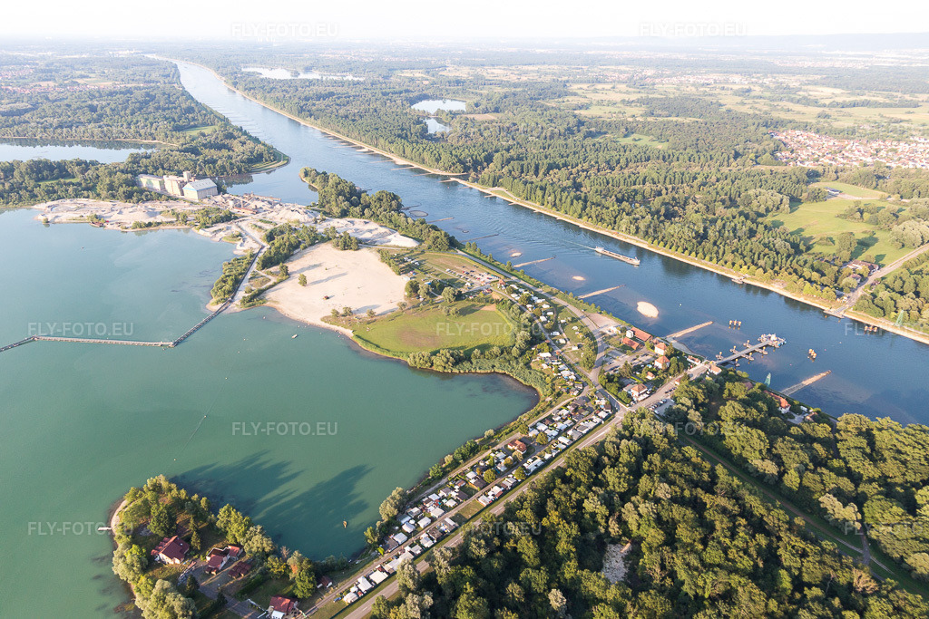 Vue aérienne: Lac de la gravière et ferry à Seltz dans le département Bas Rhin, France. Photo: IMG_109164.jpg prise le 25/07/2018 par Werner Riehm/FLY-FOTO.euRésolution de l'original: 5472 x 3648 px