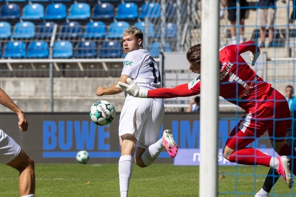 Fußball 3. Liga, Saison 2026/27, 4. Spieltag: Waldhof Mannheim gegen SC Verl | Fußball 3. Liga, Saison 2026/27, 4. Spieltag: Waldhof Mannheim gegen SC Verl***Timo Schlieck kann gerade noch abwehren - Realisiert mit Pictrs.com