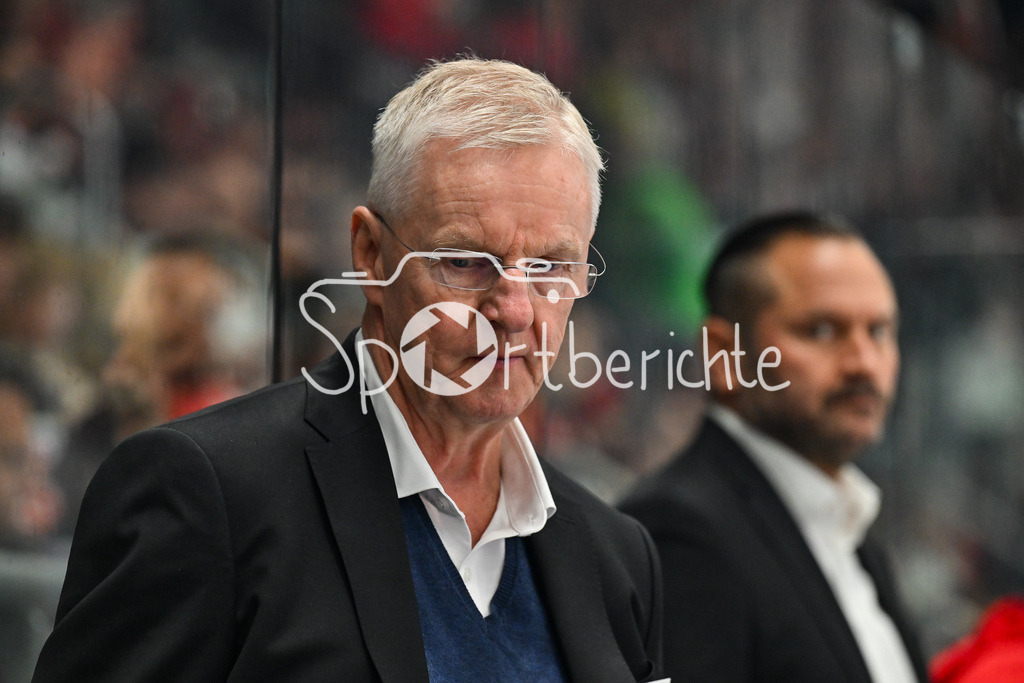 Augsburger Panther - Kölner Haie | im Bild Kari JALONEN Trainer Kölner Haie / Einzelfoto / Freisteller / DEL: Augsburger Panther - Kölner Haie; Curt Frenzel Stadion am 26.09.2025