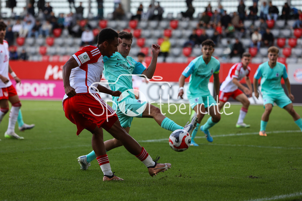 FC Bayern Muenchen U19 - TSV 1860 Muenchen U19 | Vincent MANUBA (FCB #2) im Duell mit Matthias ROITHMAYR (TSV #7) / Zweikampf