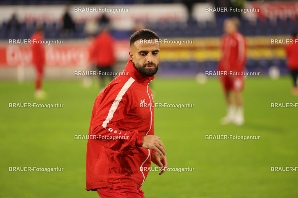 MSV Duisburg - Rot-Weiss Essen  | Duisburg, Deutschland, 26.10.2025 Ramien Safi  (Rot-Weiss Essen) wärmt sich auf  während des 3.Liga Spiels zwischen MSV Duisburg und Rot-Weiss Essen in der Schauinsland-Reisen-Arena am 26.10.2025 in Duisburg (Foto von Timo Bluhmki-Schmidt/ Brauer Fotoagentur