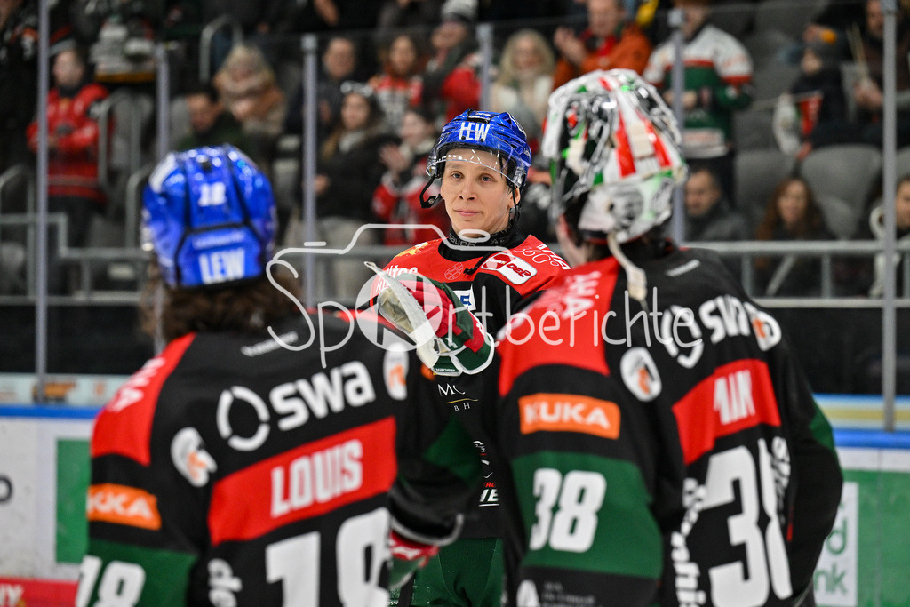 Augsburger Panther - Löwen Frankfurt  | ein gluecklicher Anrei HAKULINEN (Augsburger Panther #94) laesst sich von den Fans feiern / DEL: Augsburger Panther - Loewen Frankfurt, Curt Frenzel Stadion am 12.01.2025