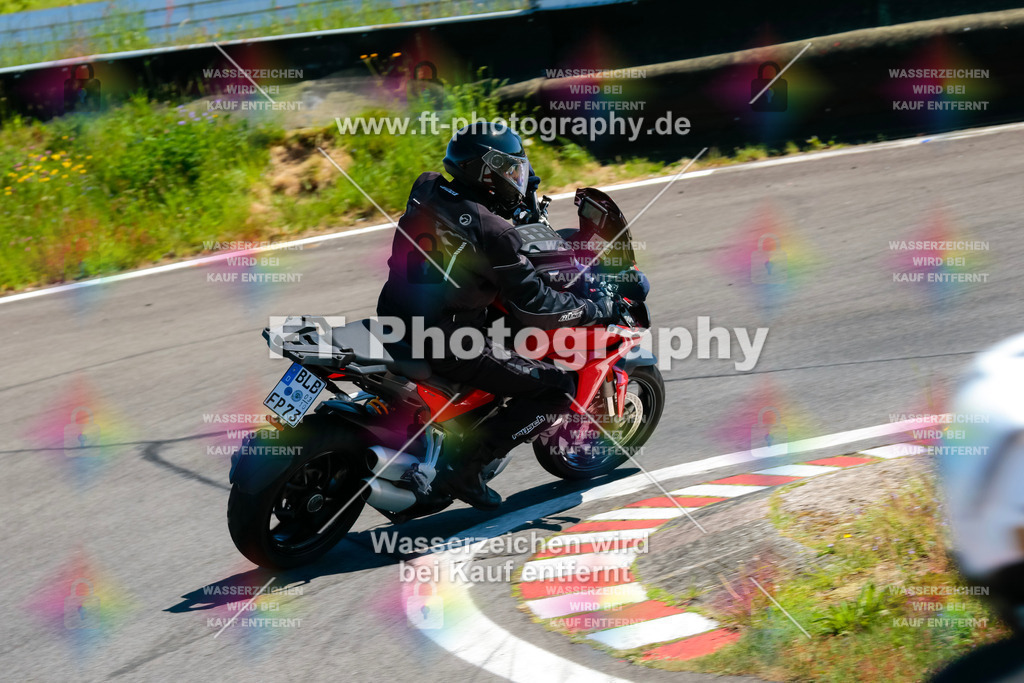 Moto-TeamOBK-22131 | Hier findet Ihr Bilder von Touristenfahrten auf der Nürburgring Nordschleife oder von anderen Veranstaltungen die ich besucht habe. Viel Spass beim Durch Schauen 