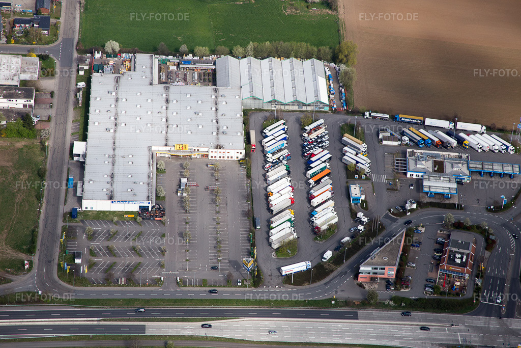 Luftbild: Baumarktes der B1 Discount in Bensheim im Bundesland Hessen in Deutschland. Foto: IMG_077063.jpg vom 12.04.2015 durch Werner Riehm/FLY-FOTO.de