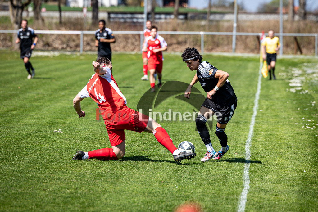 SV Raisting gegen SV Pullach | Fußball Herren Bezirksliga Oberbayern Süd 2025/26 25. Spieltag, SV Raisting gegen SV Pullach, 20260411,Zweikampf,2026-04-11 in Raisting (Raiffeisen Arena Raisting), Hermann SIGL (SV Raisting 4), Paul BREULING (SV Pullach 26)Copyright: WolfgangxLindner www.foto-lindner.de