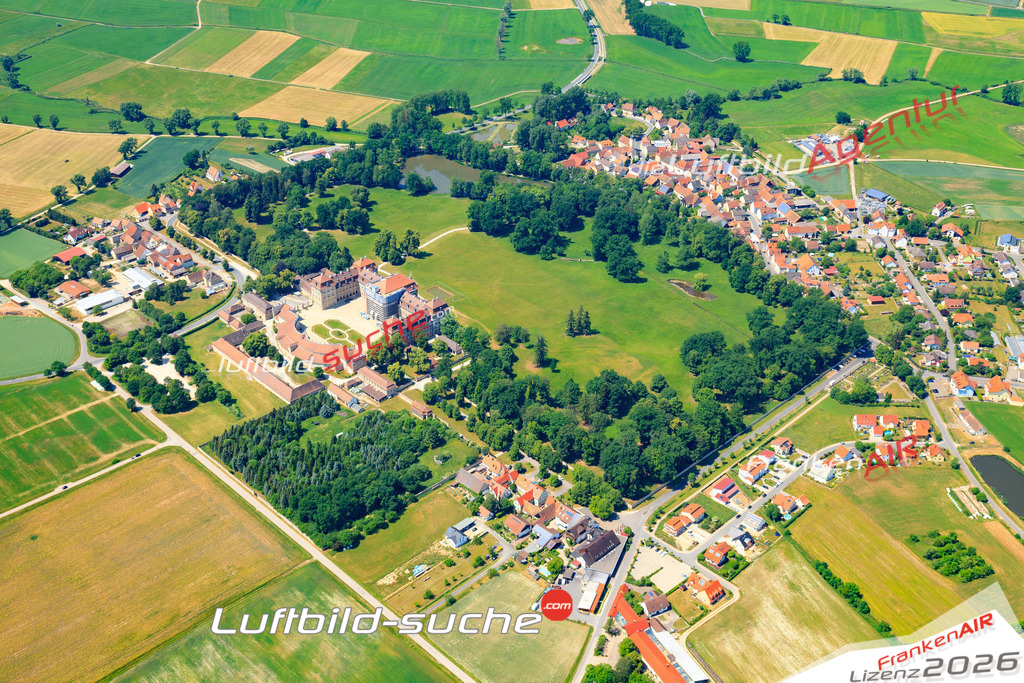 Die Luftaufnahme der Stadt Pommersfelden wurde vom UL-Flugzeug heraus erstellt ( keine Drohne )- hohe Auflösung für beste Qualität