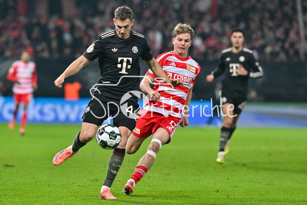 1. FC Union Berlin - FC Bayern München | BERLIN, GERMANY - 03. DECEMBER: im Duell Josip STANISIC (FC Bayern Munich 44) und Andras SCHÄFER (Union Berlin 13) während dem Match zwischen dem 1. FC Union Berlin und dem FC Bayern München beim Achtelfinale des DFB-Pokales im Stadion an der alten Försterei
