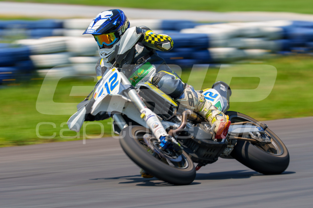 G-Cup + Supermoto Staatsmeisterschaft + Hungarian Supermoto Championship | GRIPcapture steht für authentische Sportfotografie in Österreich – für Momente, die mehr sind als Geschwindigkeit oder Ergebnis. Es geht um Emotion, Spannung, Fokus und den Augenblick, der oft nur einen Wimpernschlag dauert.Ob Motorsport, Teamsport oder 