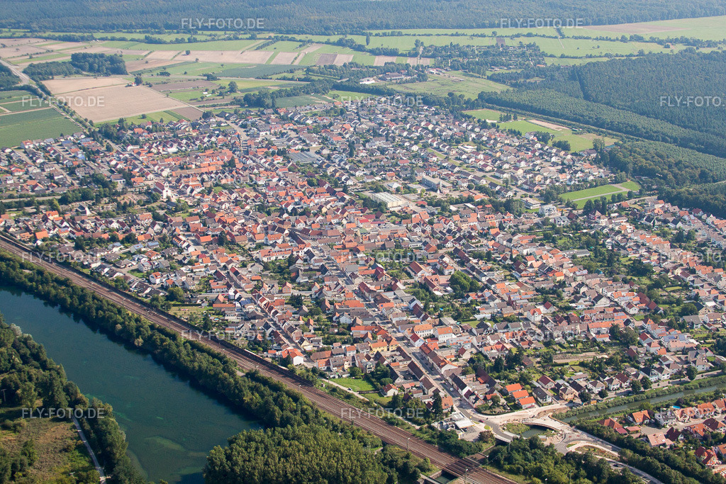 Ortsansicht der Straßen und Häuser der Wohngebiete | Luftbild: Ortsansicht der Straßen und Häuser der Wohngebiete im Ortsteil Neudorf in Graben-Neudorf im Bundesland Baden-Württemberg in Deutschland. Foto: IMG_33325.jpg vom 05.09.2010 durch Werner Riehm/FLY-FOTO.de - Realisiert mit Pictrs.com