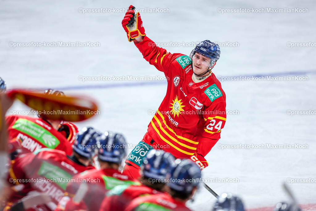 DEG17112401051 | 17.11.2024, Düsseldorf, Eishockey, Penny DEL, PSD-BANK Dome, Düsseldorfer EG - Nürnberg Ice Tigers: Torjubel nach dem 2:1 durch Alexander Blank (DEG #24)