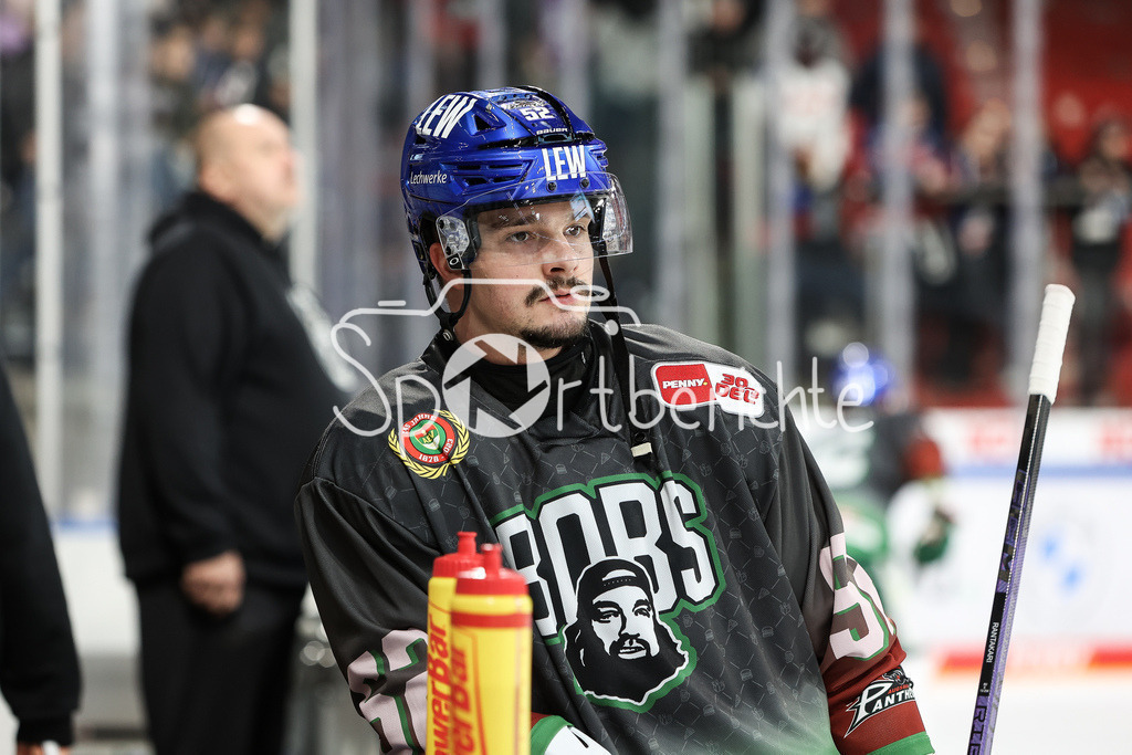 Nürnberg Ice Tigers - Augsburger Panther | ein nachdenklicher Otso RANTAKARI (AEV #52) beim warmmachen vor der Partie in Nürnberg